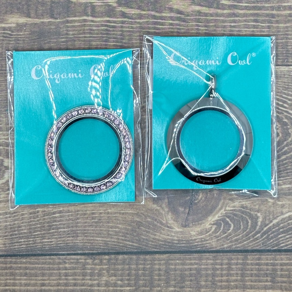 Medium Origami Owl silver base and Medium amethyst twist face locket